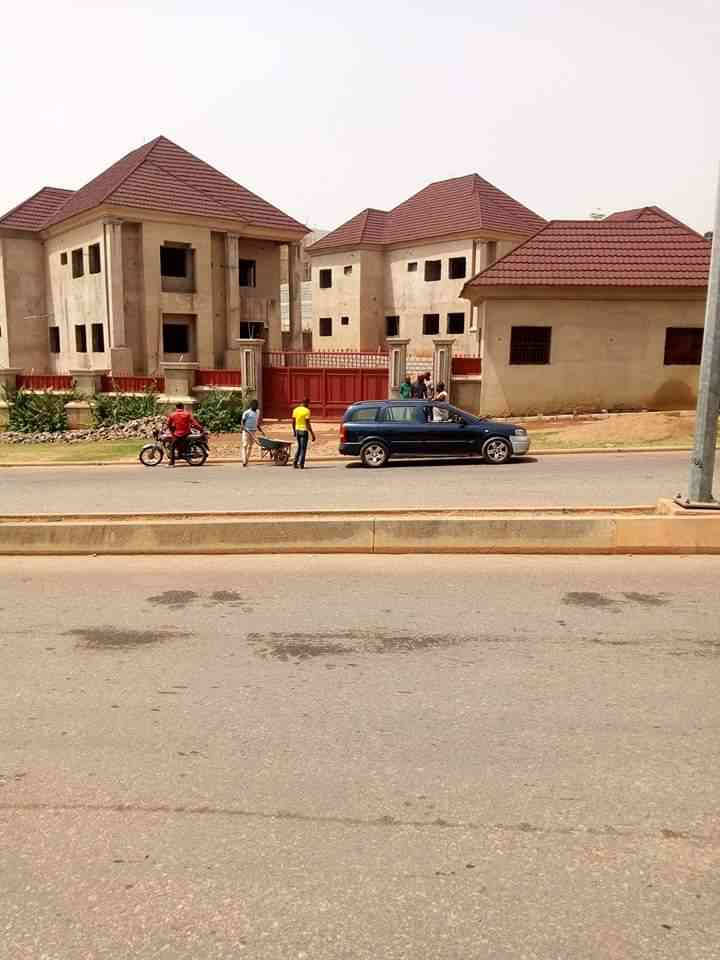 6 bedroom duplex for sale in Guzape district of abuja picture