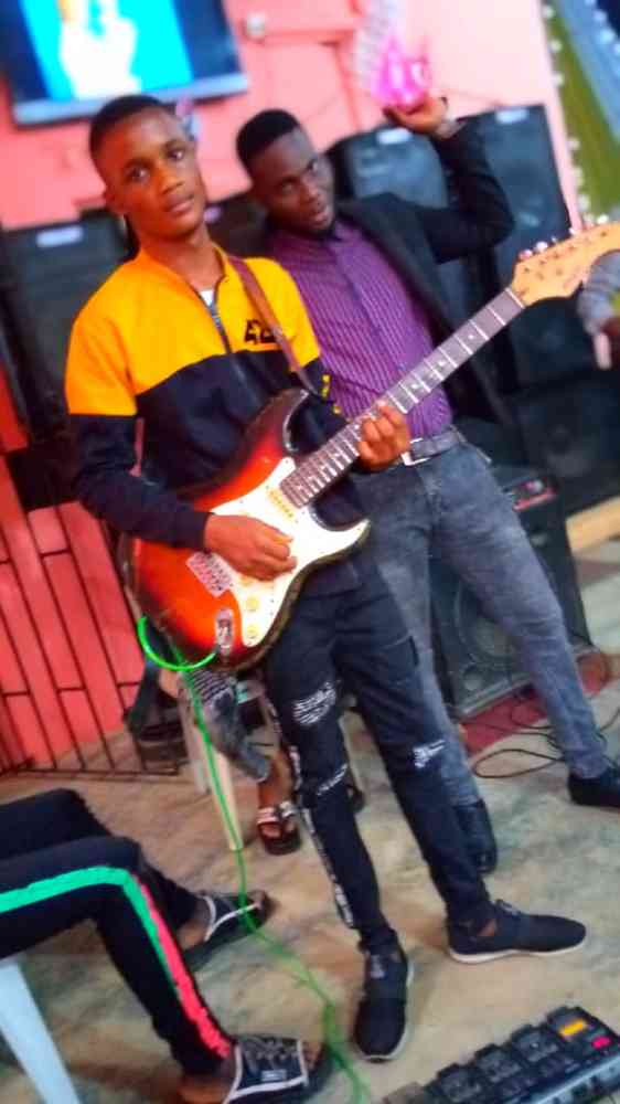 Ayoola guitarist