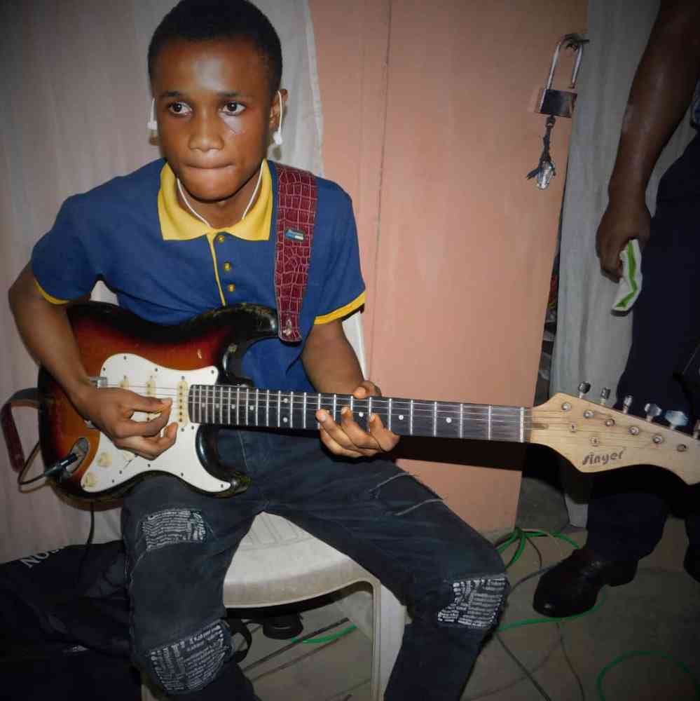 Ayoola guitarist