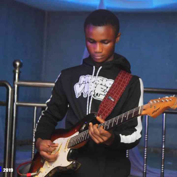 Ayoola guitarist