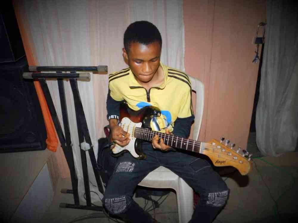 Ayoola guitarist