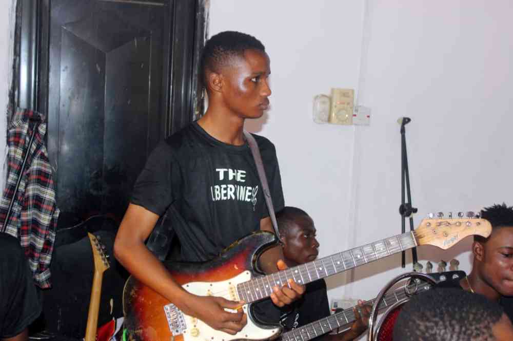 Ayoola guitarist picture