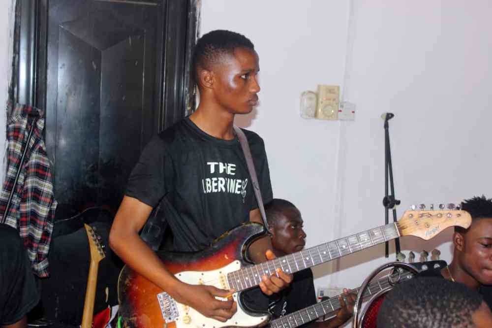 Ayoola guitarist